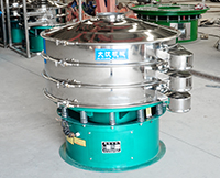 旋振篩多采用立式振動(dòng)電機(jī)作為激振來(lái)源，利用偏心塊的夾角的不同實(shí)現(xiàn)物料在篩網(wǎng)上運(yùn)動(dòng)的軌跡調(diào)整。