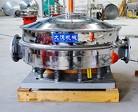 直排篩可分為單雙振動(dòng)源兩種，但其電機(jī)是懸掛在振動(dòng)篩框的外側(cè)，振動(dòng)理相對(duì)比較大。