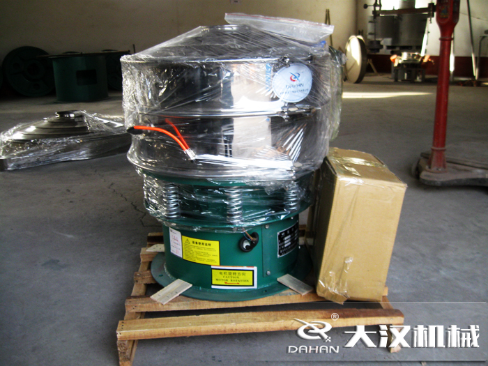 三氯蔗糖粉超聲波振動(dòng)篩采用不銹鋼+碳鋼材質(zhì)的產(chǎn)品能夠更好的節(jié)省成本，同時(shí)能夠達(dá)到想要的篩分效果。