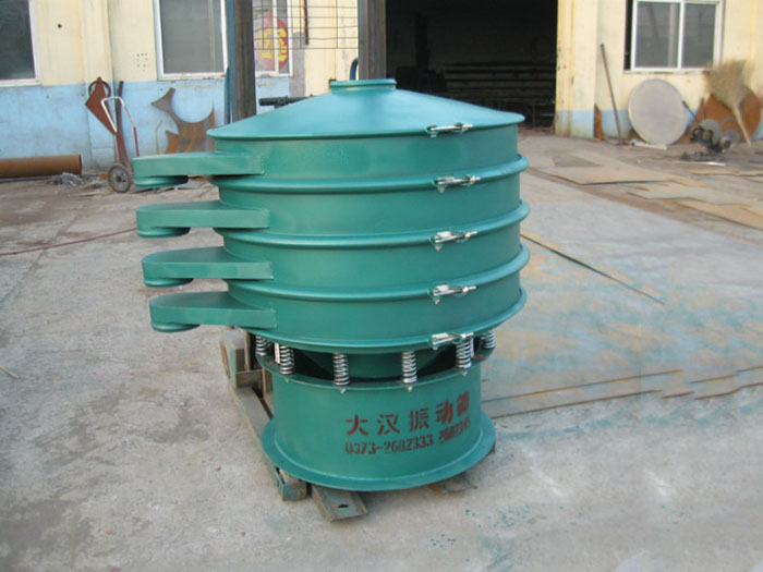 直徑1000型振動(dòng)篩除了有碳鋼材質(zhì)其還有不銹鋼+碳鋼，以及全不銹鋼的選擇，用戶可根據(jù)用戶物料的性質(zhì)不同可進(jìn)行選擇。