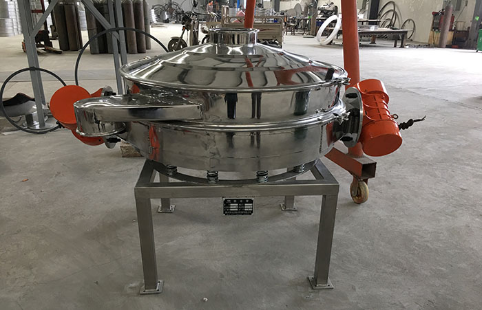 主要采用的是雙振動(dòng)電機(jī)振動(dòng)，其振動(dòng)力比普通振動(dòng)篩要高，同時(shí)采用直泄式的排料方式，很好的解決了堵料塞料的問題。